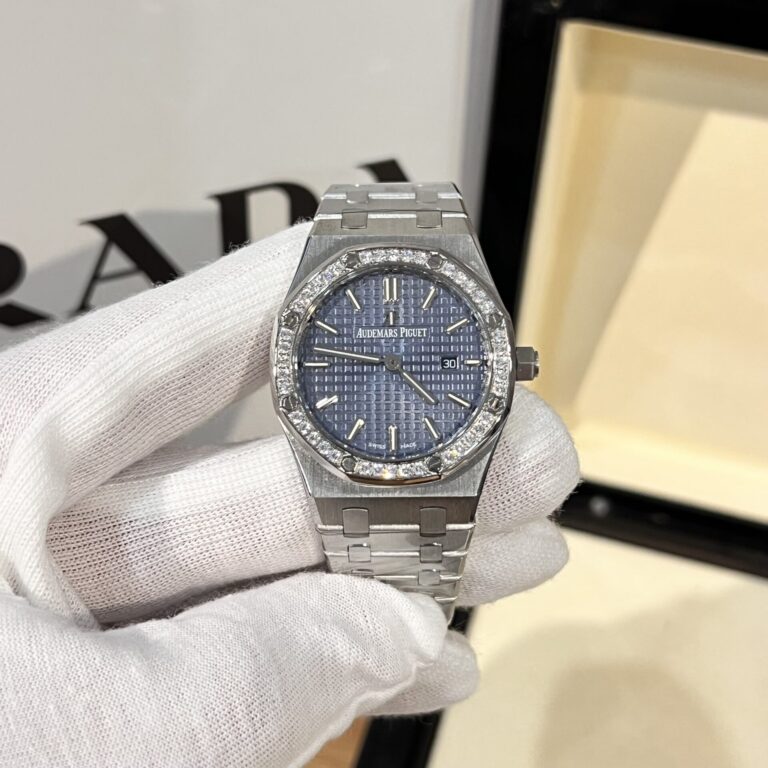 Audemars Piguet Royal Oak 33mm with Diamond Accents - Audemars Piguet Royal Oak 33mm with Diamond Accents -